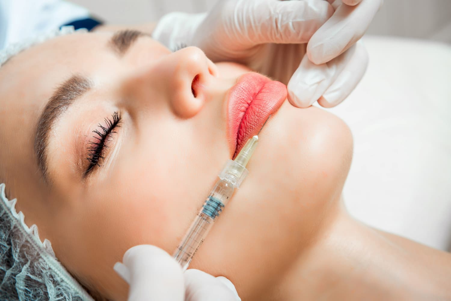 mulher realizando procedimento estético na boca